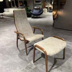Swedese Lamino Sessel mit Hocker aus Schafsfell 